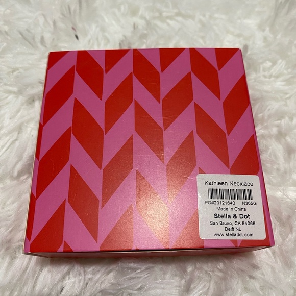 STELLA AND DOT ACORN NECKLACE GOLD TONE KATHLEEN  PENDANT NEW - Picture 5 of 6